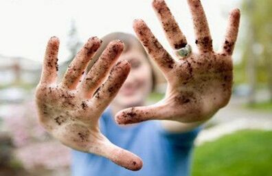 špinavé ruky ako príčina napadnutia parazitmi