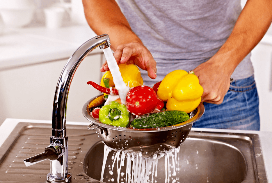 umývanie zeleniny, aby sa zabránilo infekcii červami