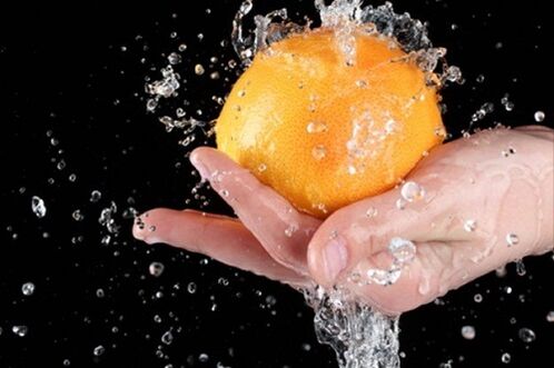umývanie ovocia, aby sa zabránilo podkožným parazitom
