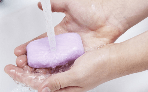 umývanie rúk, aby sa zabránilo podkožným parazitom