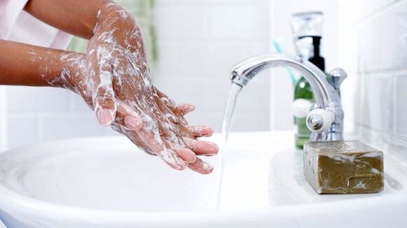 umývanie rúk, aby sa zabránilo červom